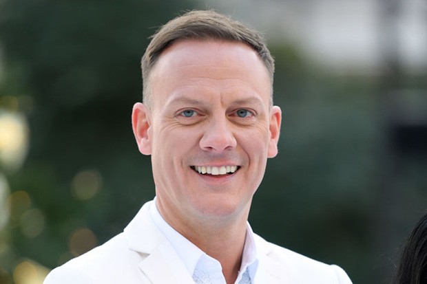 How tall is Antony Cotton?